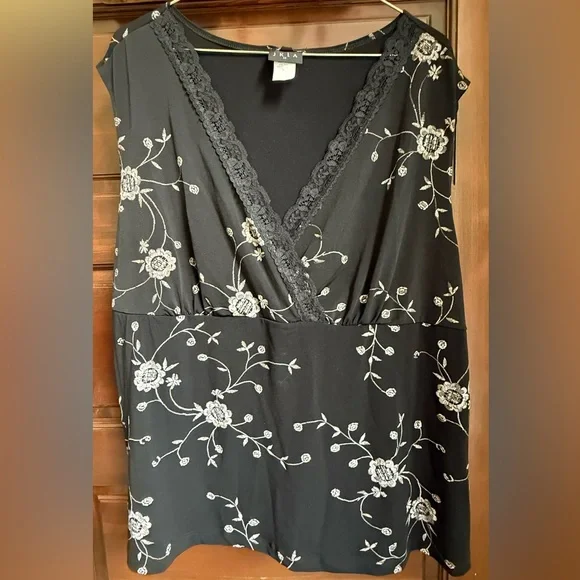 JKLA II Plus Sleeveless Black Floral Top - Picture 1 of 6